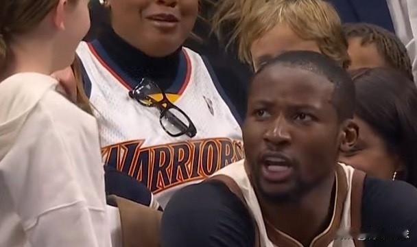 库明加受伤！勇士队运气真的太差了！

今天客场对阵独行侠队的比赛，第二节4分35