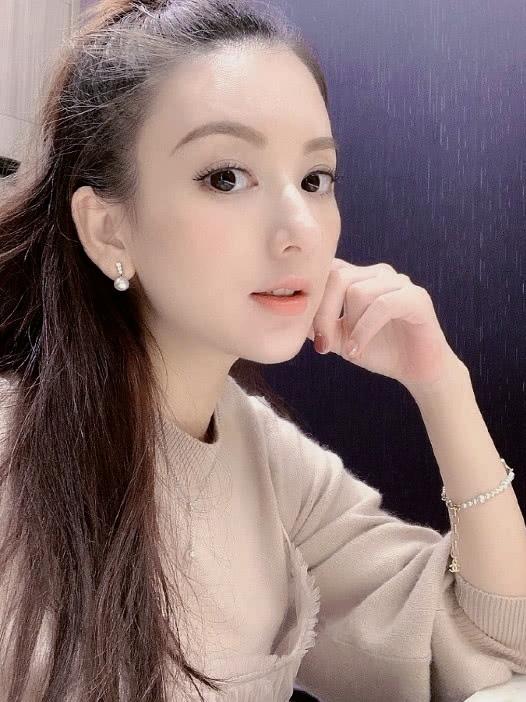 谁都不服
就服方媛
能把脸面放地上任人踩

生孩子也没有停止赚钱
这回靠着综艺彻