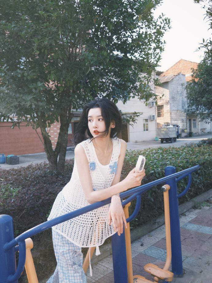 宋祖儿立秋“暂停夏”营业图🈶自带氛围感的女宝一枚[期待] ​​​