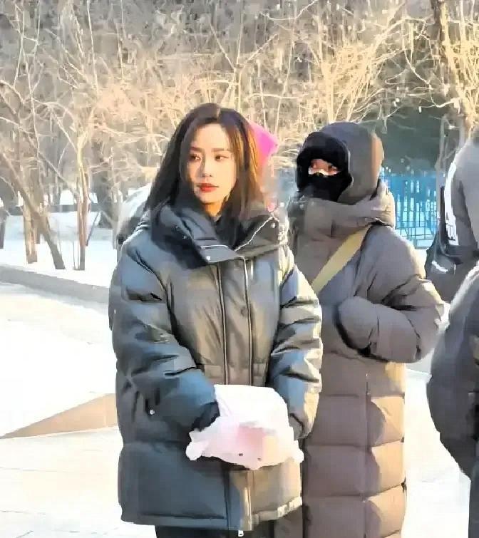 哈尔滨一女生花2600买羽绒服，打算玩几天就退，结果吊牌被蹭掉，商家只赔200。