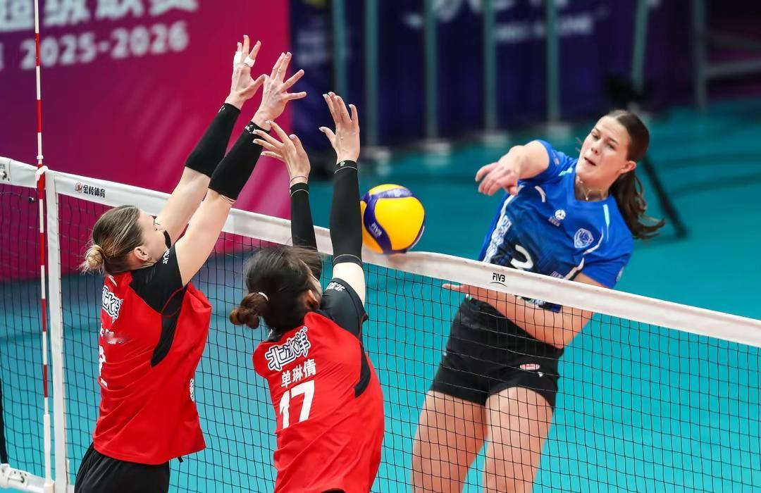 范赖克狂砍24分！上海女排零封北京豪取连胜
        排超赛场上海光明优倍
