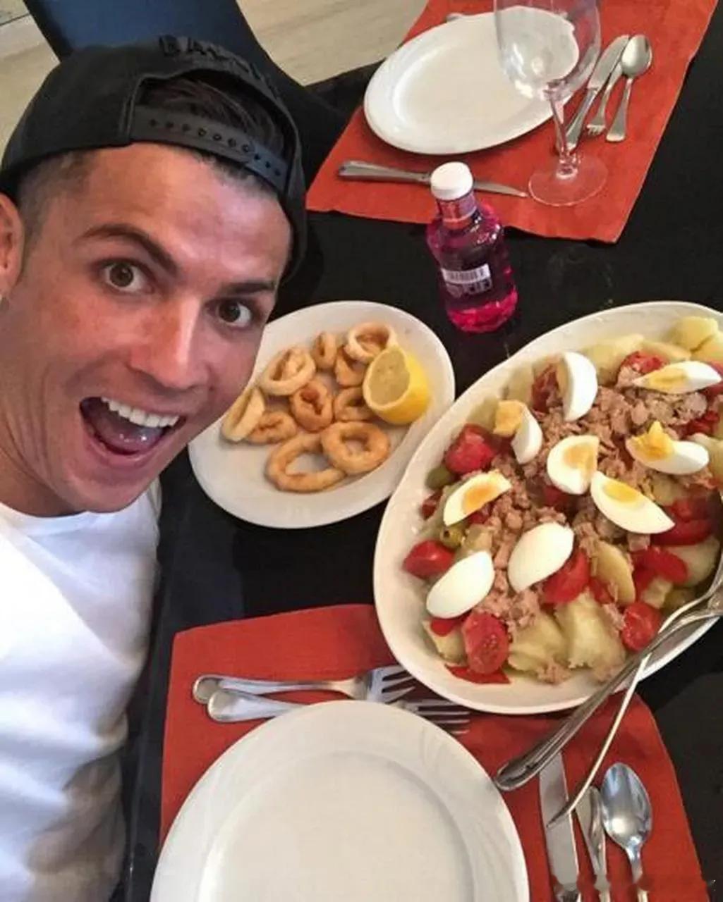 C罗前厨师巴罗内爆料，这位足坛巨星的自律程度堪称“反人类”。早餐是牛油果、无糖咖