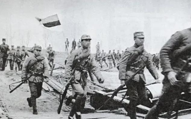 1938年，台儿庄战役取得大捷，德国顾问团团长法肯豪瑟找到李宗仁，愤怒道：“我一