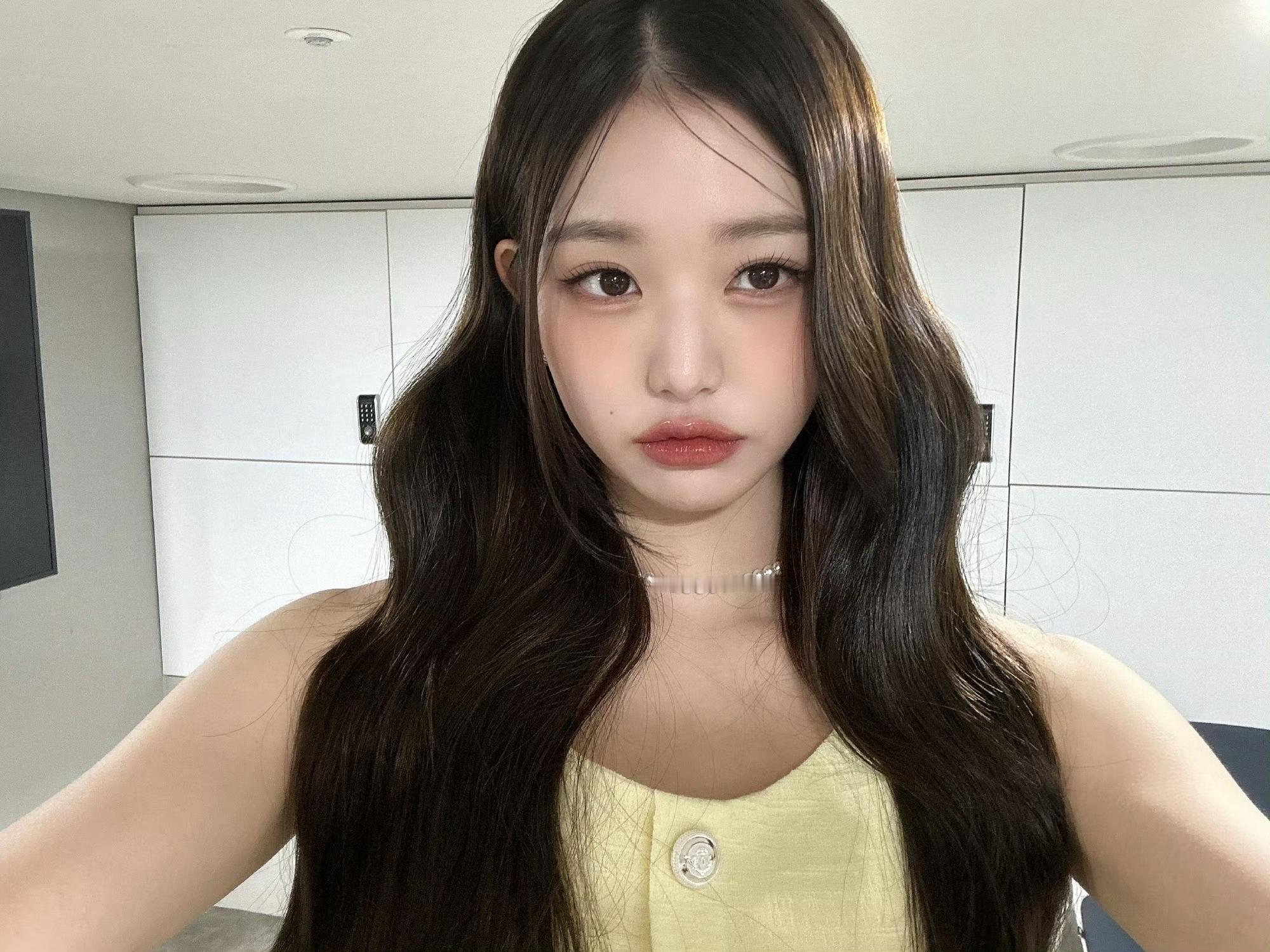 张元英张元英女五一 230723  IVE官咖元英更新💛 