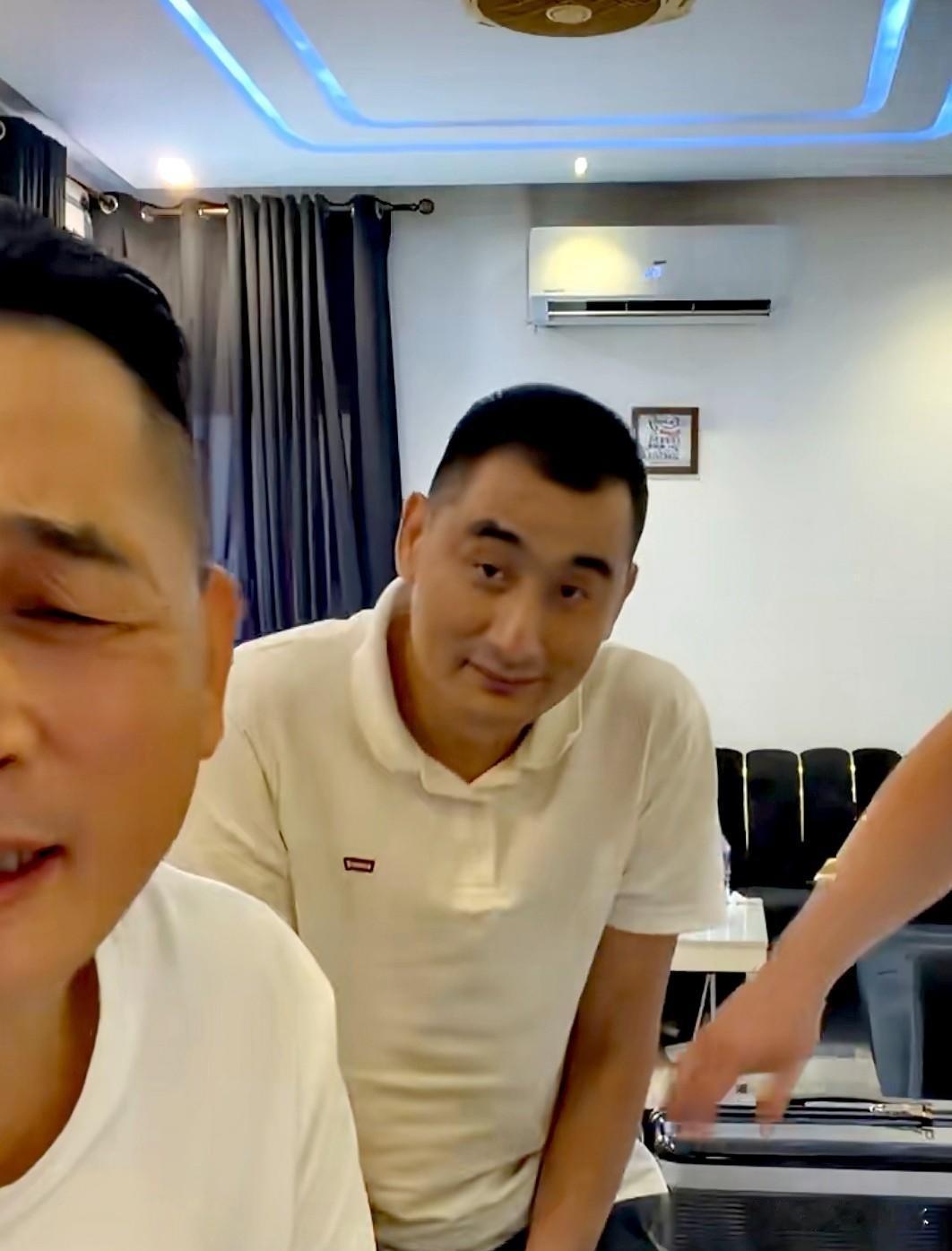 皮衣哥召开四户同乡的家庭会议，讨论的话题是流量、生活以及和睦相处的问题

十几个