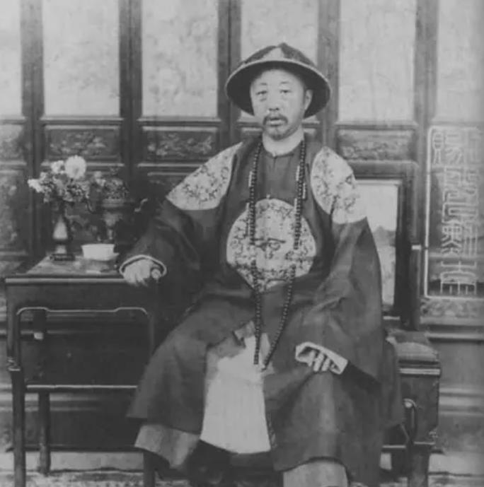 清朝第一贪官并非和珅，此人留下巨额遗产，后代至今都是亿万富翁。谁才是清朝历史上最