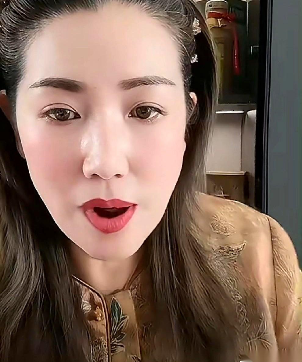 “谁跟你是一家人？”
话筒里，女人的声音一下就凉了：“别老跟我攀亲戚，你要说是一