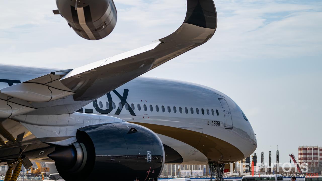 今年新加坡航展上拍到的空客A350-1000，作为空客家族（双发）最大最新型号每