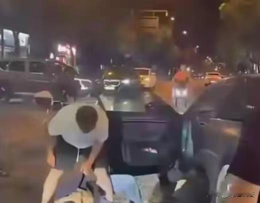 重庆，已婚男看上别人家的已婚少妇，两个人开始搞婚外的恋情，还约了去车上缠绵。俩人
