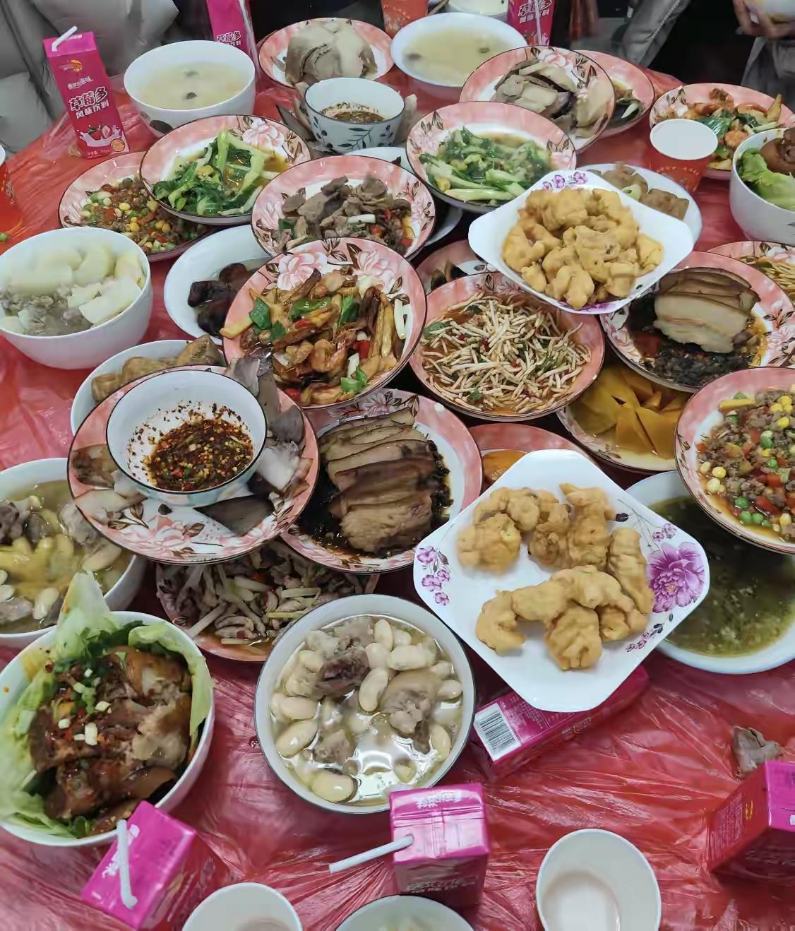 贵州的这种陋习就是什么事都要请
如建新房，还以为是装修好了，准备入住，去了原来是