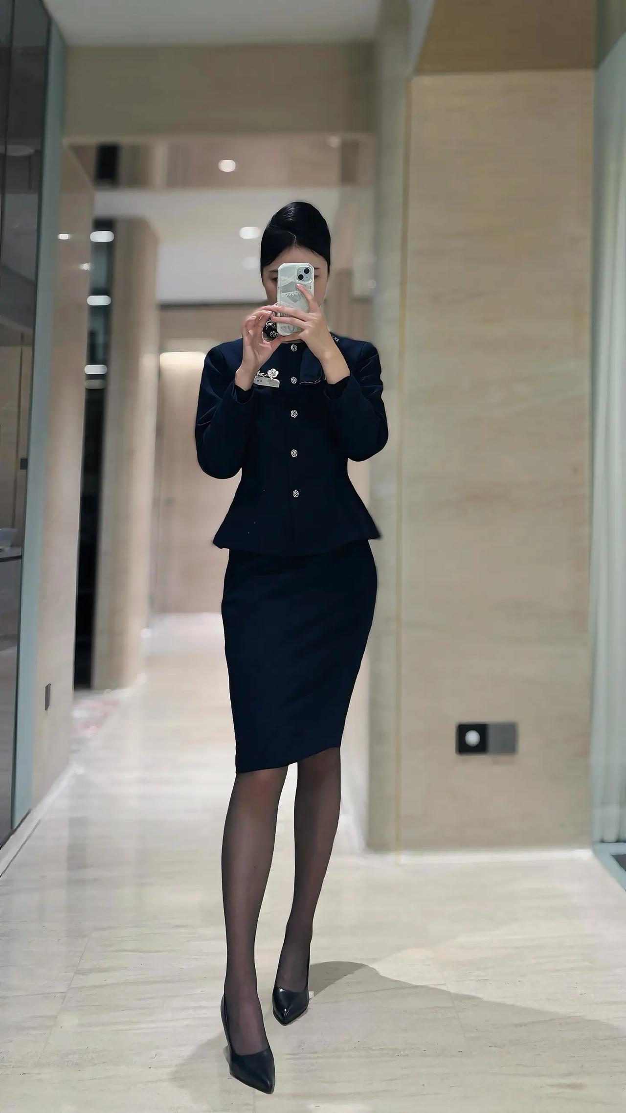 镜中人影，步履轻盈。