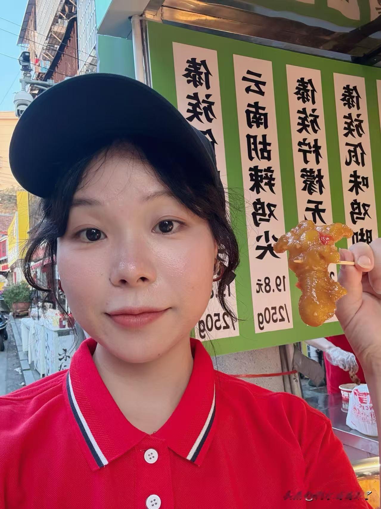 鸡脚小摊今天试营业了，表妹是主理人！位置在长沙冬瓜山夜市～

产品有云南佤味鸡爪