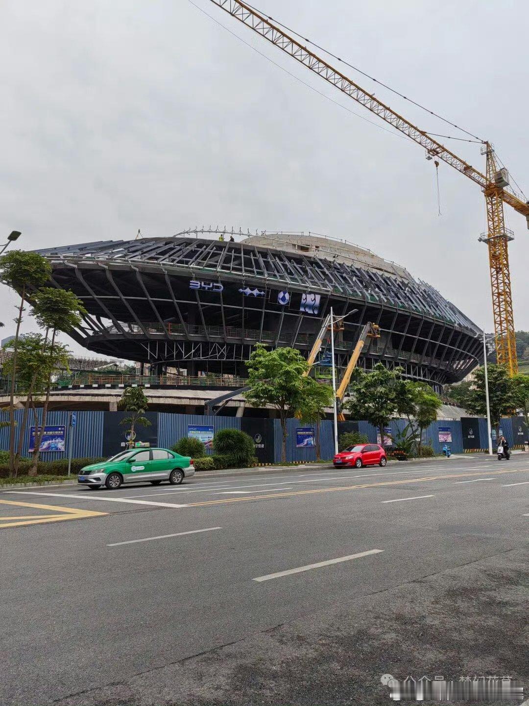 看到南宁比亚迪五网旗舰店品牌标志都挂上了，这家旗舰店意义很大，一艘巨轮造型，代表