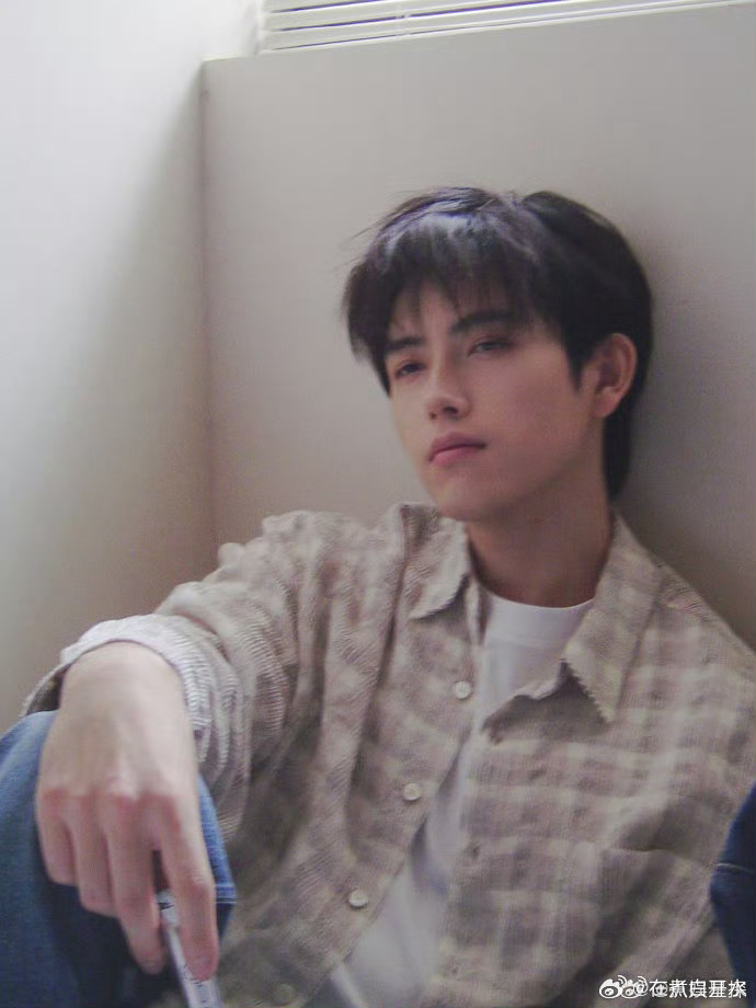 陈飞宇有一双会爱人的眼睛陈飞宇饰演的方穆扬眼神温柔又深情，把少年感演绎得特别到位