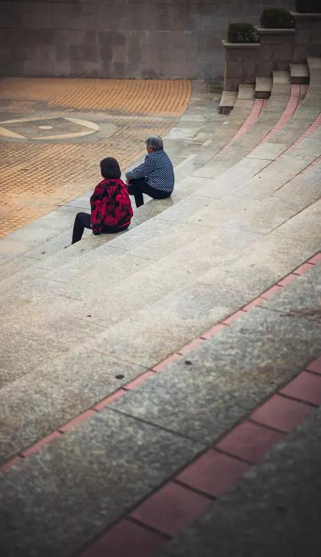 江苏一女生在监控看到外公家暴外婆，被打倒的外婆坐在台阶上嚎啕大哭，女生：外公怎样