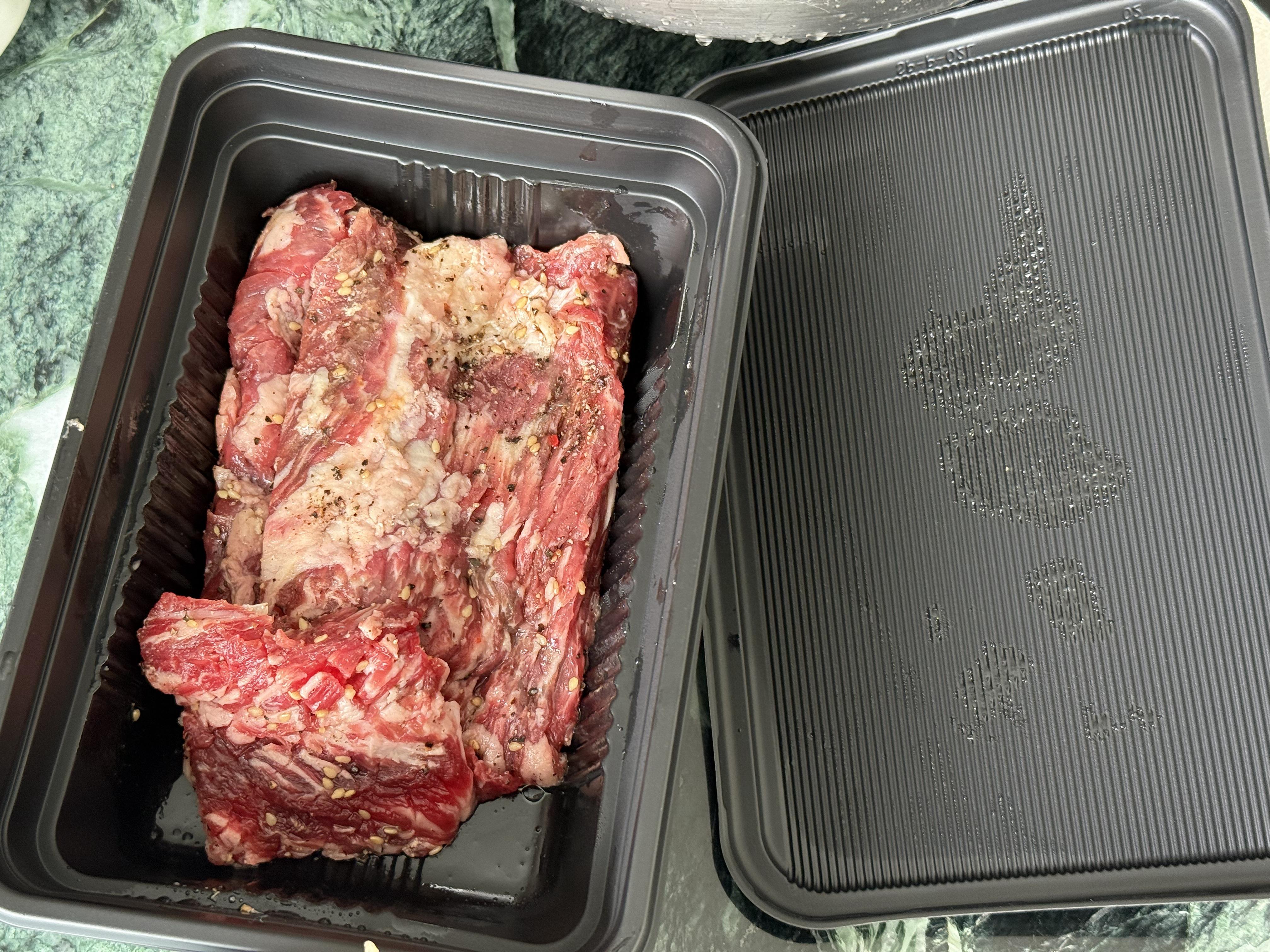 昨晚詹志斌请吃烤肉，没烤完的我打包回家做成了今天中午的家庭烤肉，刘欣说嫁人就应该