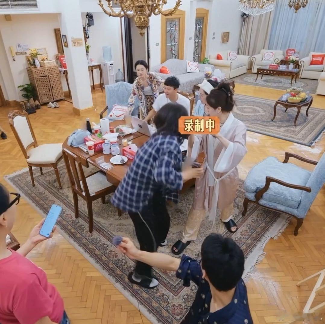 马思纯掀桌了 马思纯一心想好好拍个照，刚落座，桌子就“不配合”地翻了，这搞笑瞬间