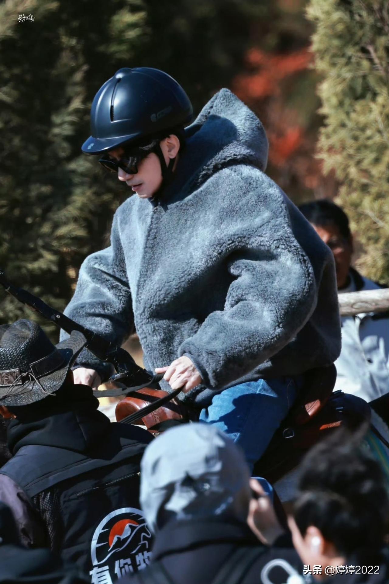 陈楚生，
一只毛茸茸软糯糯的小可爱，
这么岁月静好的画面也许不会在正片里，
可能