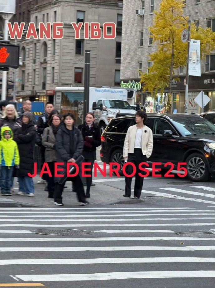 偶遇纽约街头的王一博 王一博卷毛白色小香 偶遇纽约街头的王一博，王一博卷毛白色小