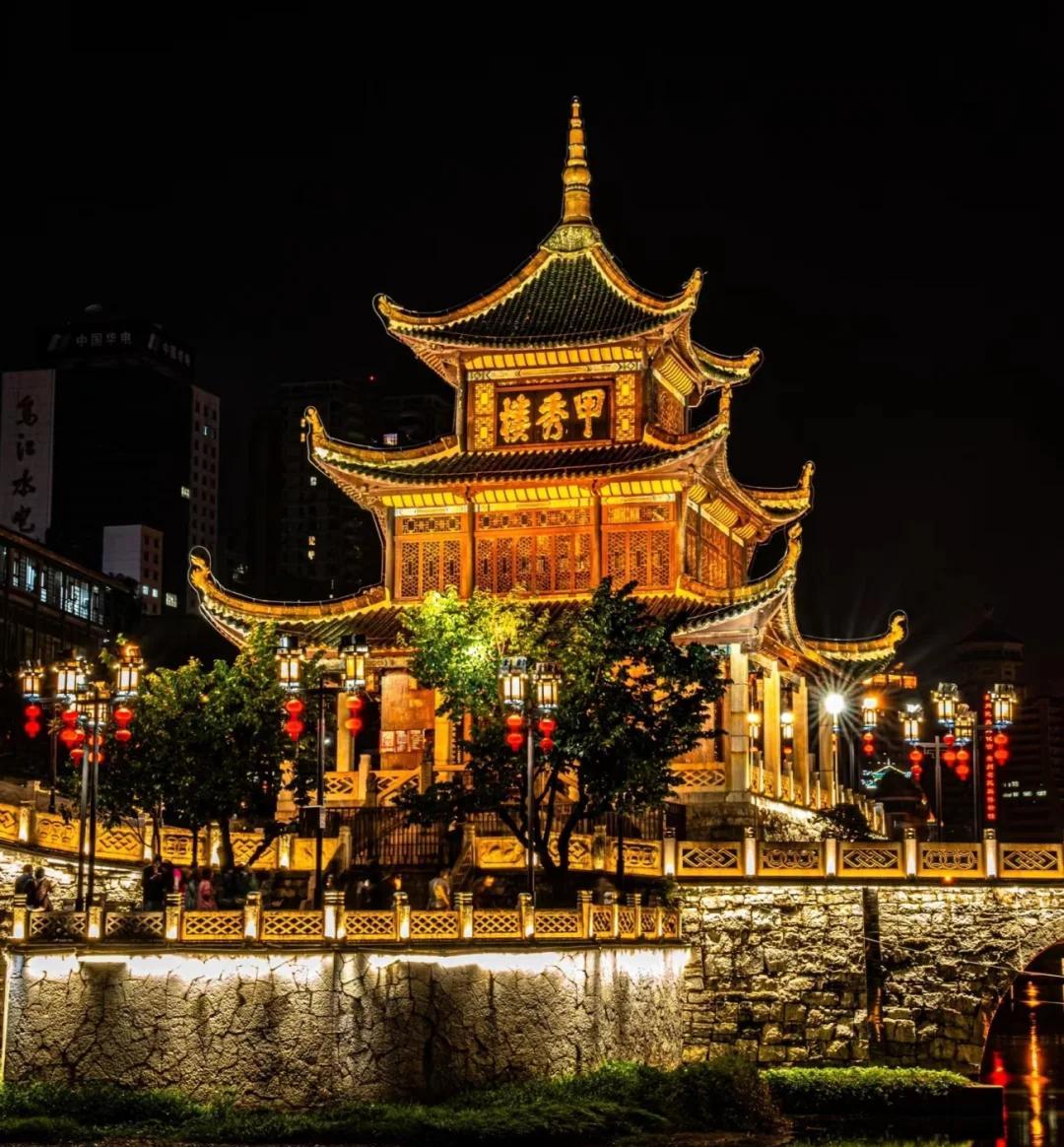 甲秀楼成贵阳旅游热门打卡点一点也不奇怪！它可是贵阳的城市地标与文脉象征，妥妥的游