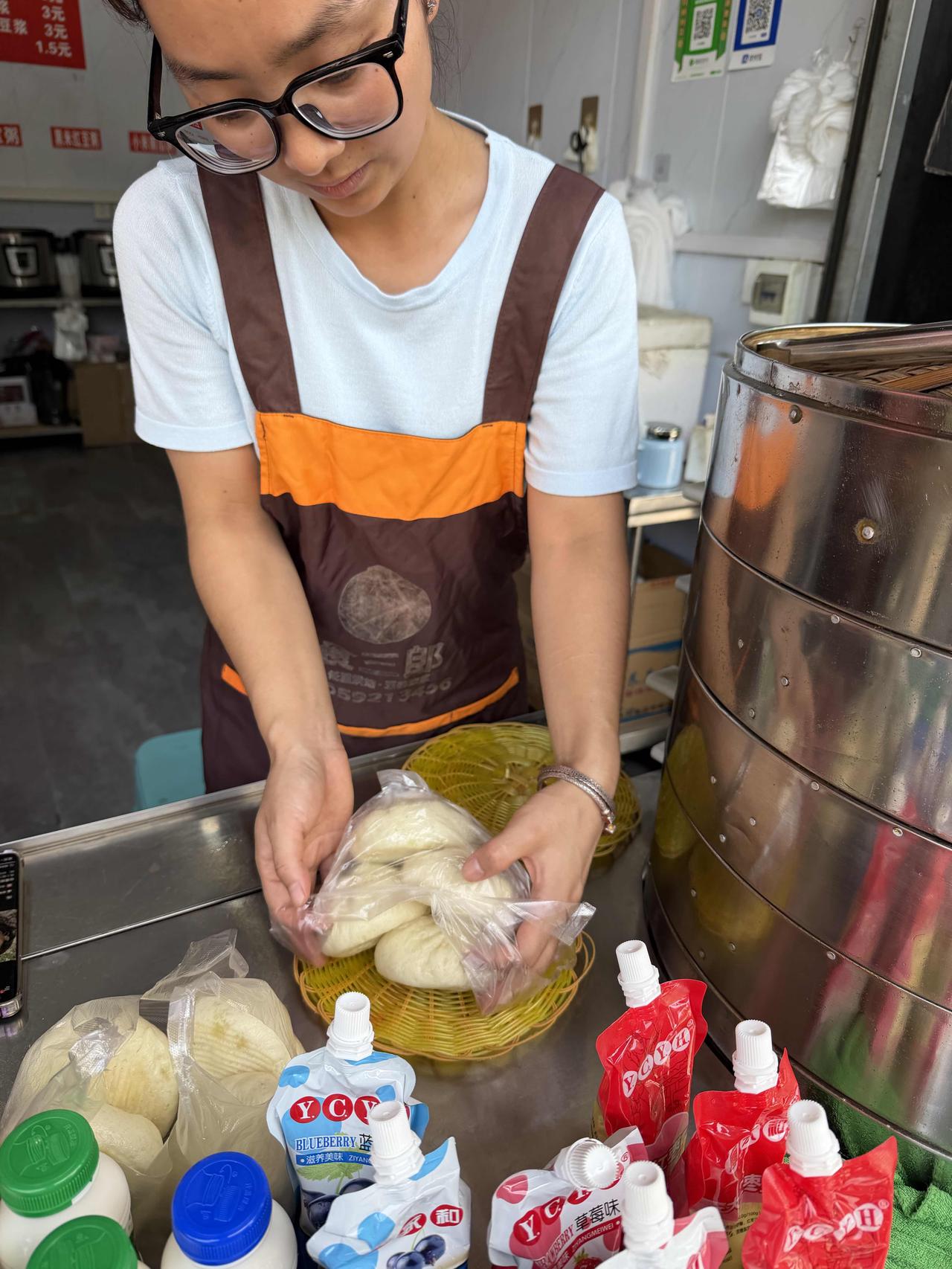 今天，临近中午时分，我经过西安西举院巷时，看到小玉包子铺还开着，就决定买几个包子