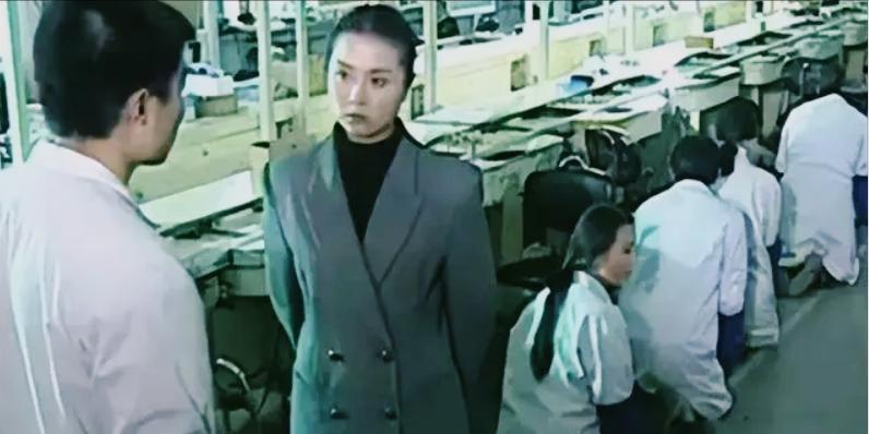 1995年，一名韩国女老板走进车间，威胁120多名中国员工：“全都跪下，不跪开除