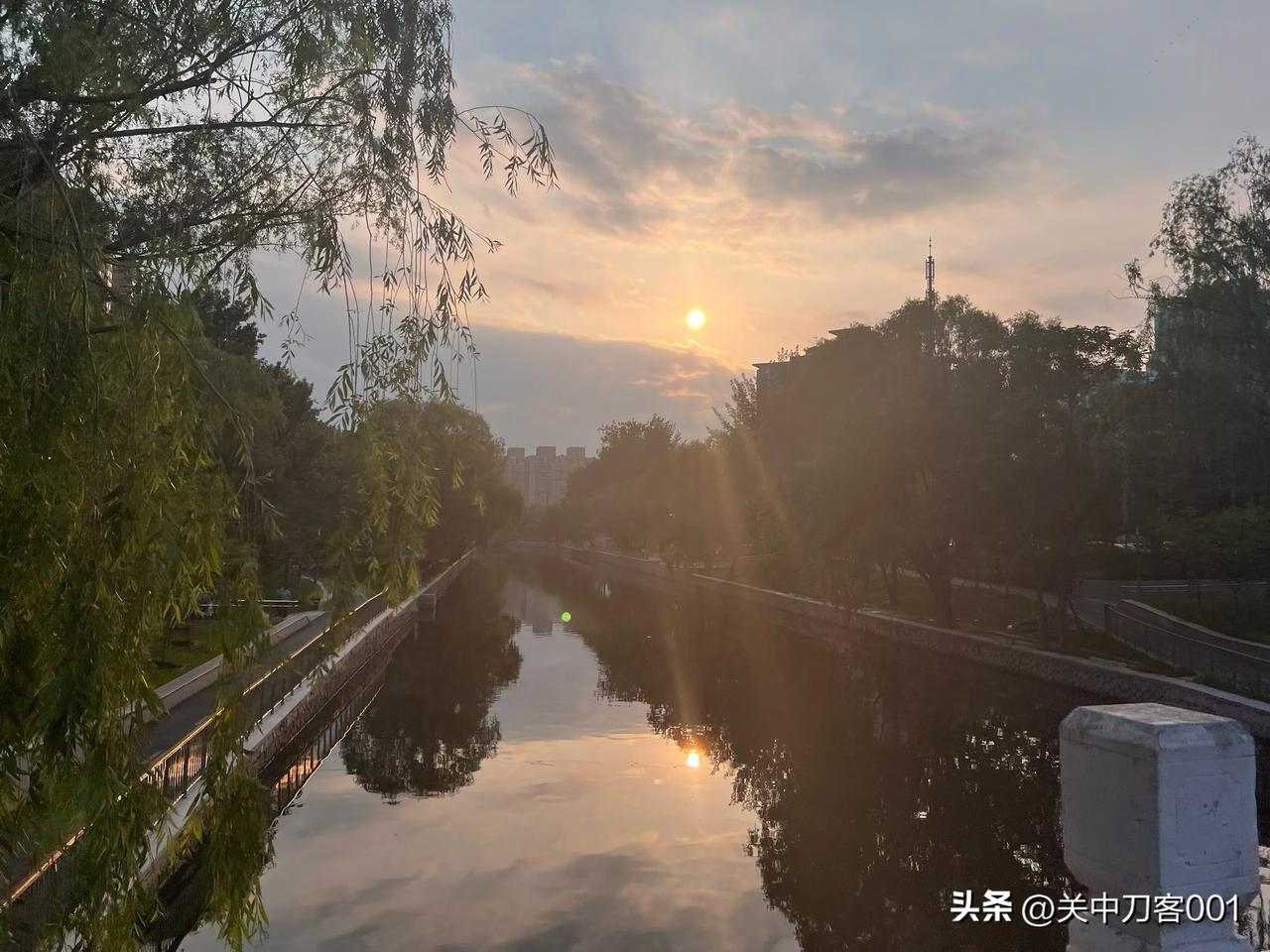 岁月平淡温柔，不追浮华喧嚣；行走世间，每一步都内心安稳、从容自在。