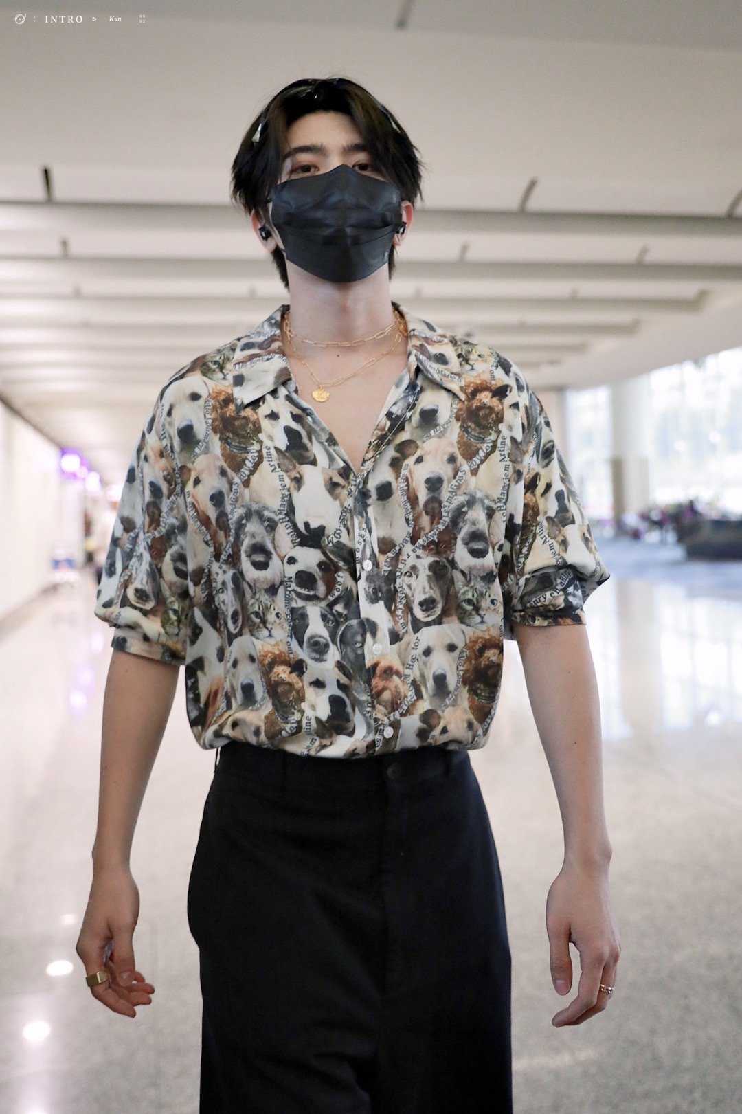 三年前今天！大哥晒爱坤送的花花 笑得好开心蔡徐坤