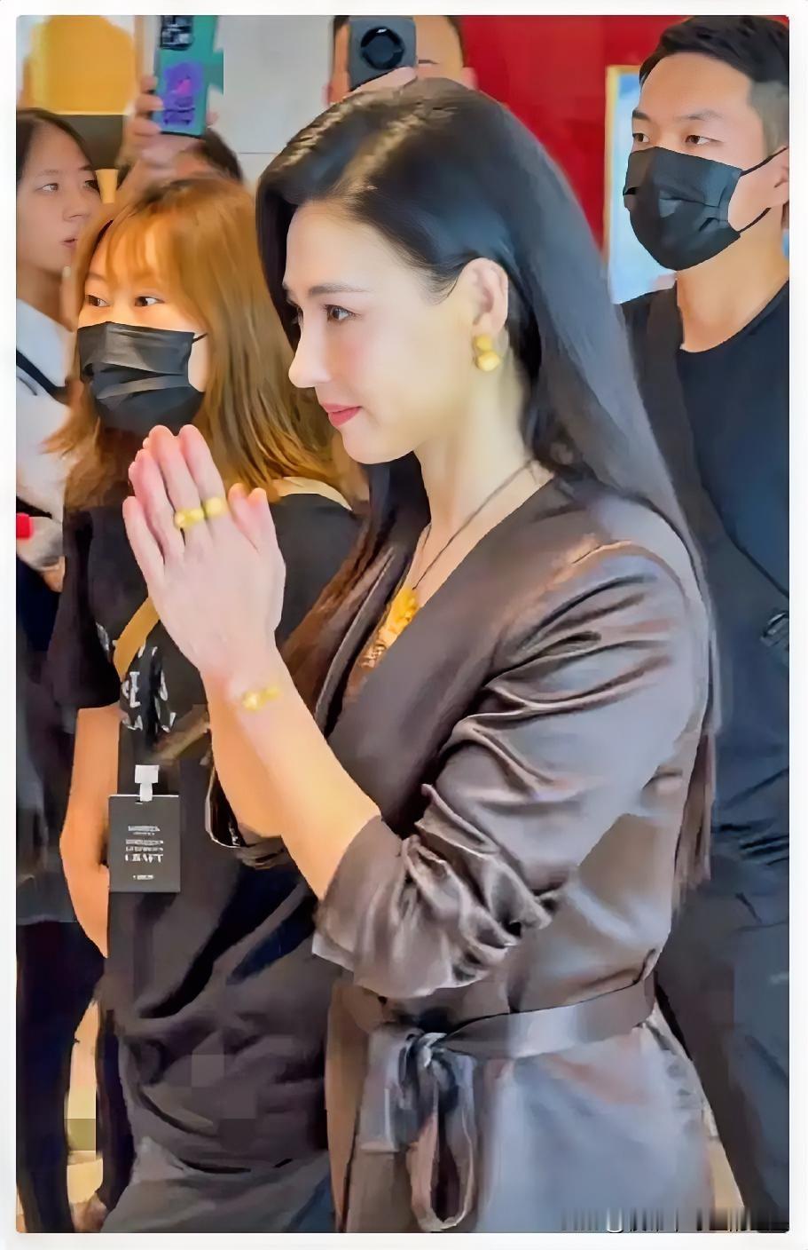 朋友私下见过张柏芝，
她说大家都看错了，
张柏芝真人根本不长电视里那样，而且她还