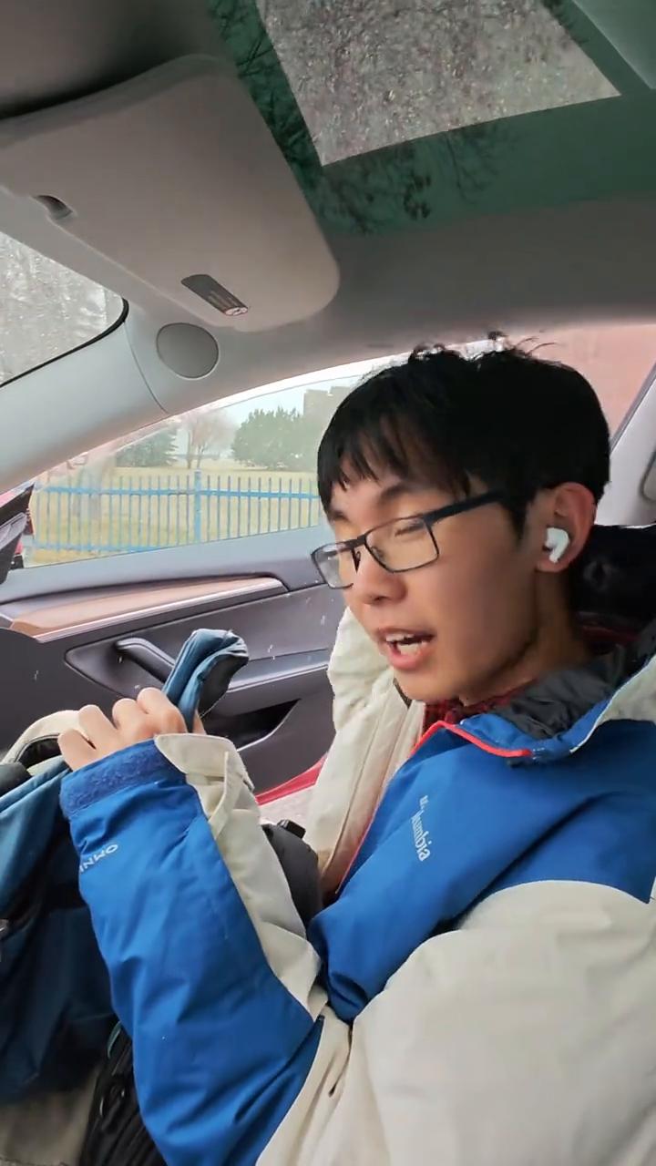 轻轻漫步加拿大，分享有烟火气的海外生活。今天来学校接儿子放学，他一会有一个牙医预