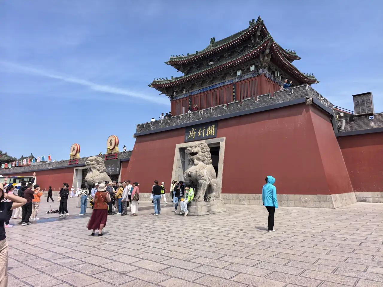 到开封那天我才知道，洛阳那位导游可能真没来过开封。

他说河南60岁以上老人进任