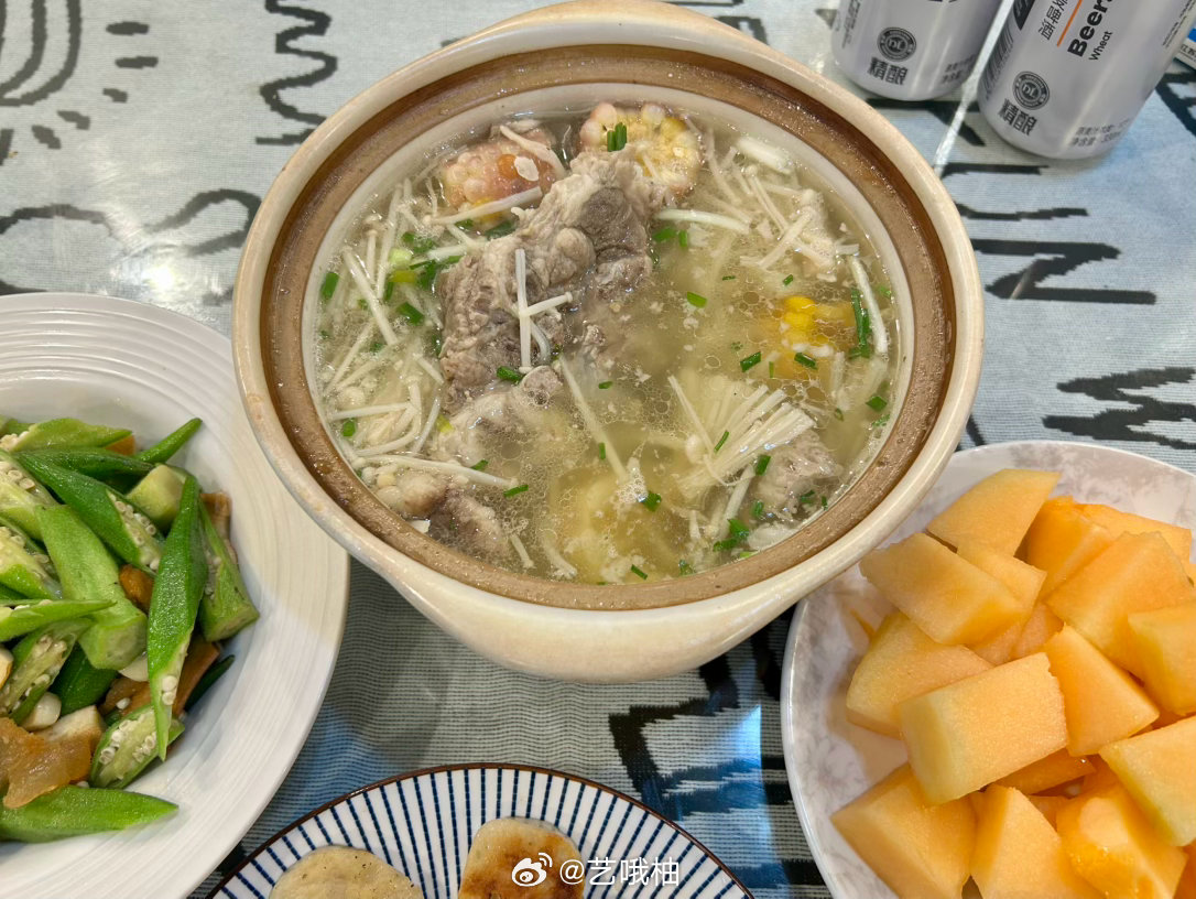 吃完饭啦～姐妹们周末愉快！！！排骨汤➕秋葵➕煎鱼排➕蛋炒饭！！鱼排可爱多很爱吃。