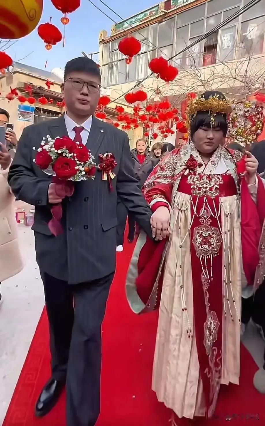 朱雪梅跟她的新婚丈夫很般配，她虽然长得胖嘟嘟的，但是五官精致，如果瘦下来，肯定也