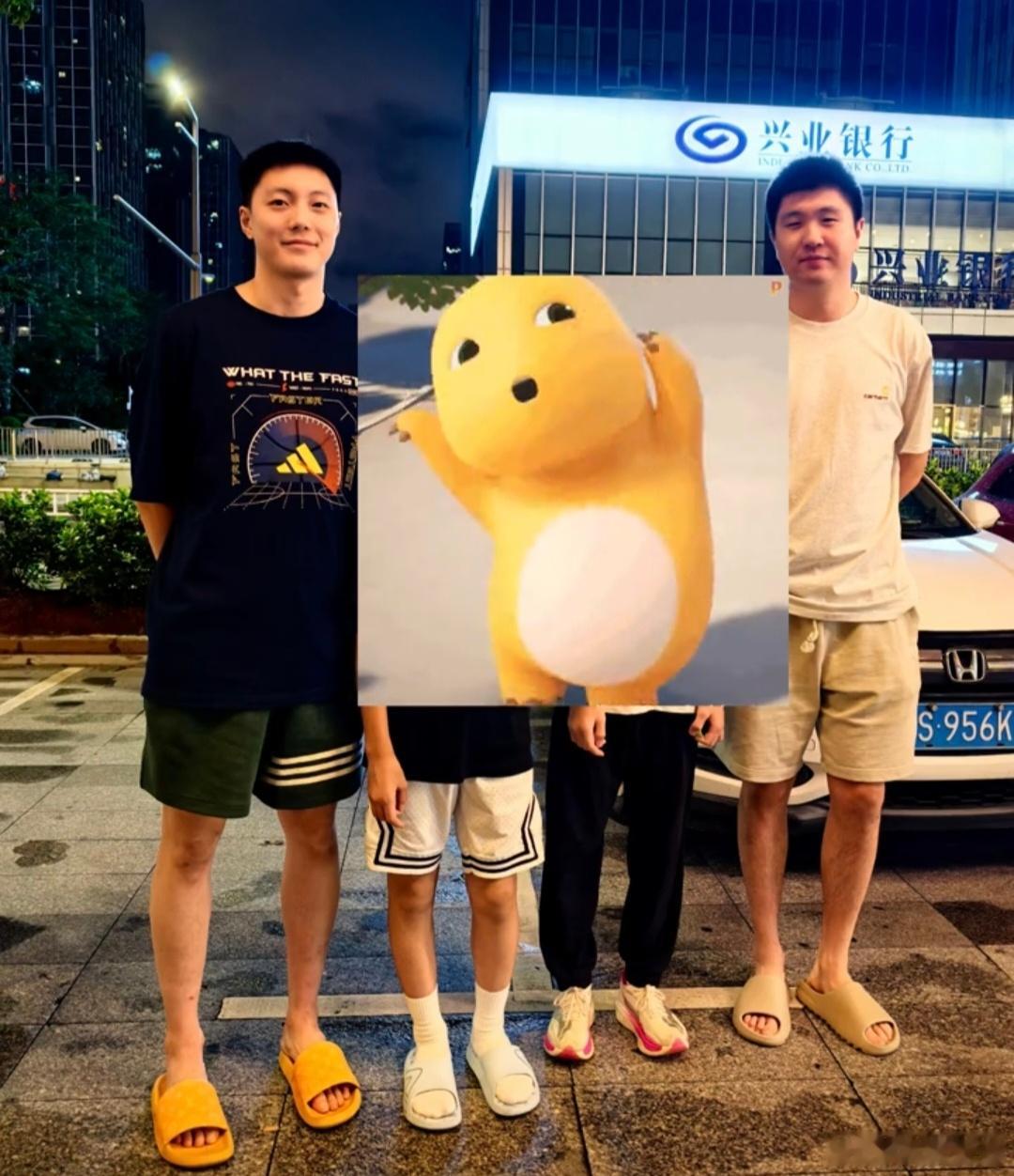 昨晚有球迷在东莞偶遇胡明轩，在去国家队报到前小胡与老队友王薪凯聚餐叙旧，难得的老