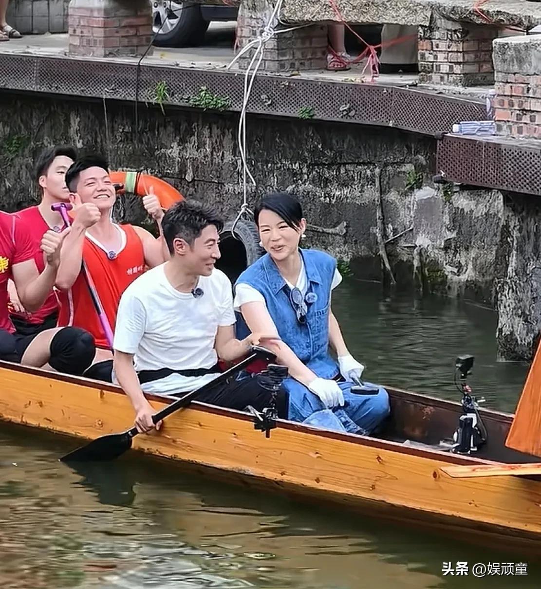 撒贝宁的洋相已经出完了！
撒贝宁与胡杏儿一起参加龙舟活动，开始时撒贝宁也非常卖力