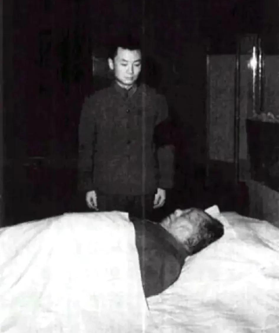下图是毛远新和伯父遗体的合影！这张照片看得人泪流满面，此时，毛远新望着伯父的遗体