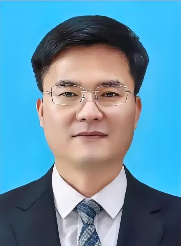 看到王正儒被查，我是一愣！这人太年轻，太聪明，太幸运，也太帅气了，怎么好好的就走