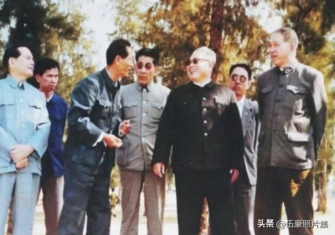 1987年2月11日，曾亲身经历海南岛战役的40军118师老首长刘振华（前排右二