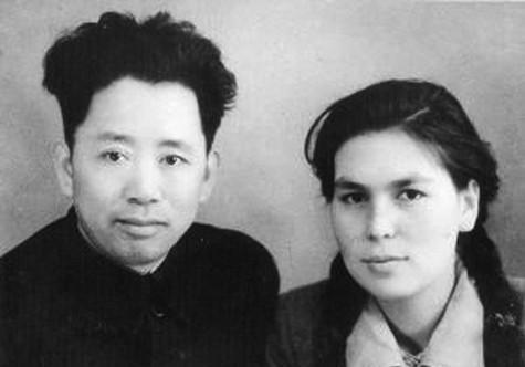 刘亚楼婚后因工作繁忙屡屡与妻子分离，内心愧疚难安，翟云英坦言：选择你，我从未后悔