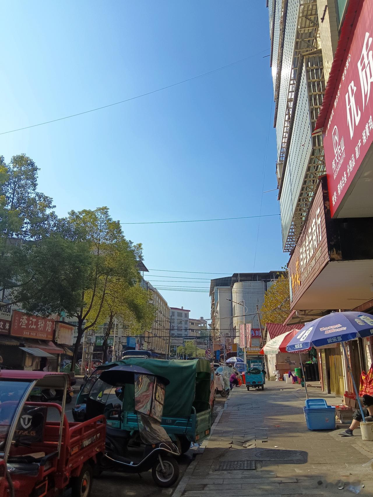 这天气也太舒服了！

刚拐进这条老街，阳光裹着树叶香就扑过来。

左边“渣江粉馆