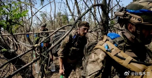 实在是撑不住了，在顿涅茨克北部的康斯坦丁诺夫卡战场，这支驻守当地的乌军部队没被俄