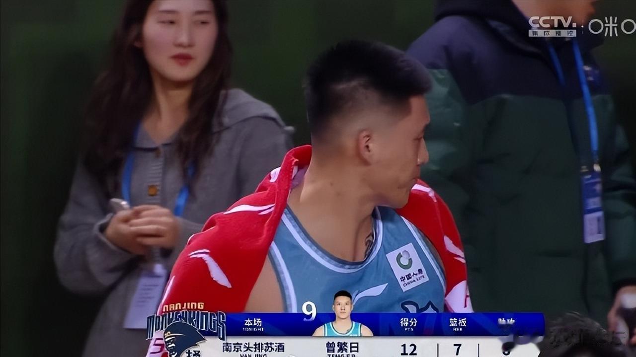曾繁日这是打成了CBA的追梦格林啊。

曾繁日离开广东，像压久了的弹簧一样，在南