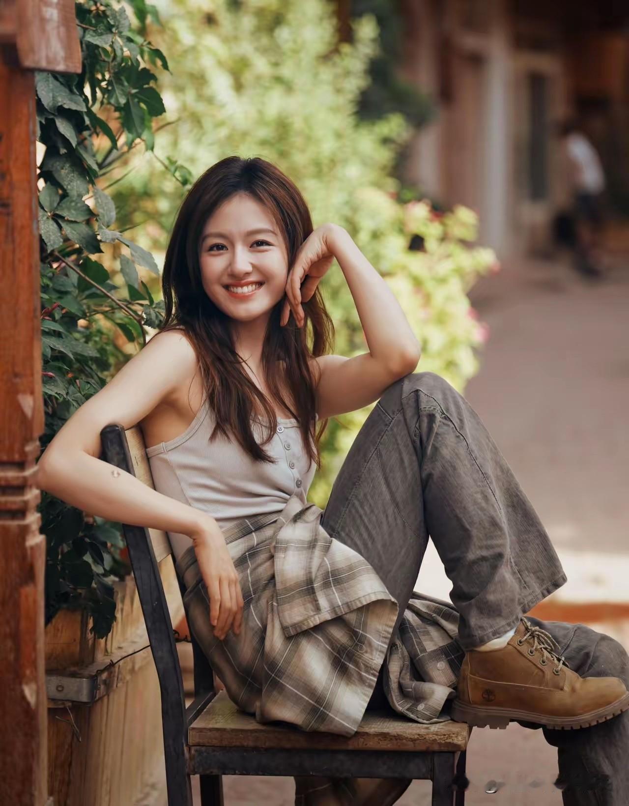 李兰迪的美貌被严重低估了，她颜值高，这样的街拍比较大气，穿的很朴实，内搭一身灰色