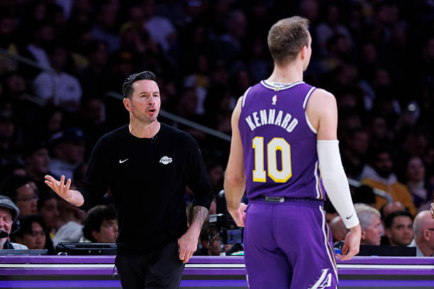 这几天一直在想，雷迪克上任以后，为湖人带来了什么？一个半赛季，为了坚持所谓的“无