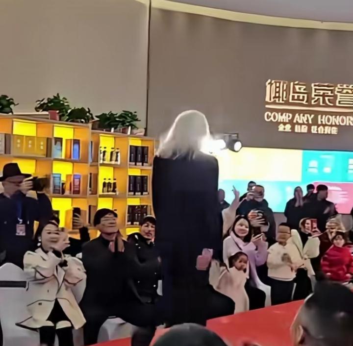 90岁的王德顺才是内娱真顶流！别人九十岁含饴弄孙，老爷子直接把日子过成开挂剧本，