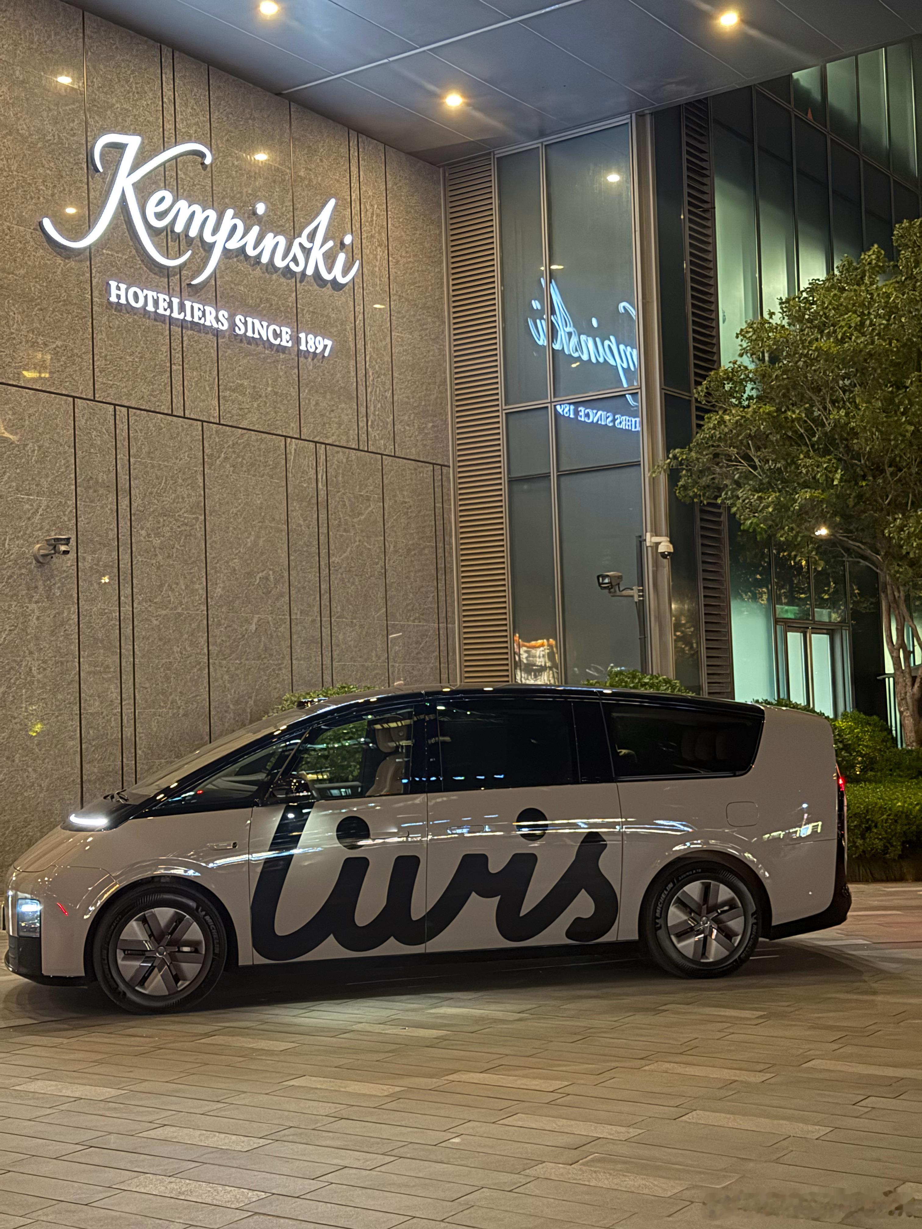 送朋友来酒店 保安大哥让我停这里不会被骂吧