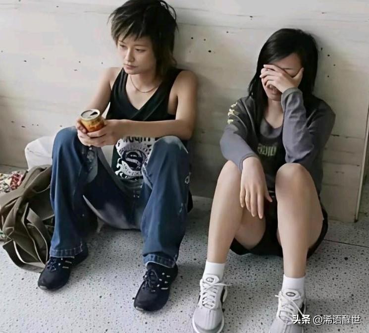这张2005年的老照片最近被翻出，还没走红的李宇春和张靓颖，在成都火车站就地坐着