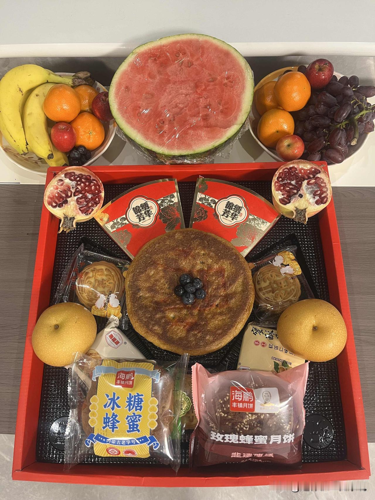 中秋之夜分外明，又是一年团圆时。

今晚的赏月供桌已经备好，满满当当的！

上午