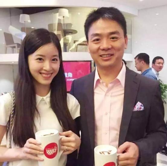 1992年，刘强东680分考上中国人民大学，1994年，伍继红692分考上中国人