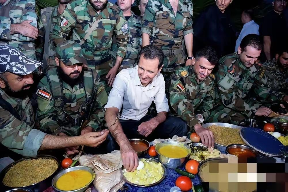 看看巴沙尔跟士兵一起吃饭，这大番茄看着多鲜艳漂亮。
我们这里番茄涨了都吃不起了。